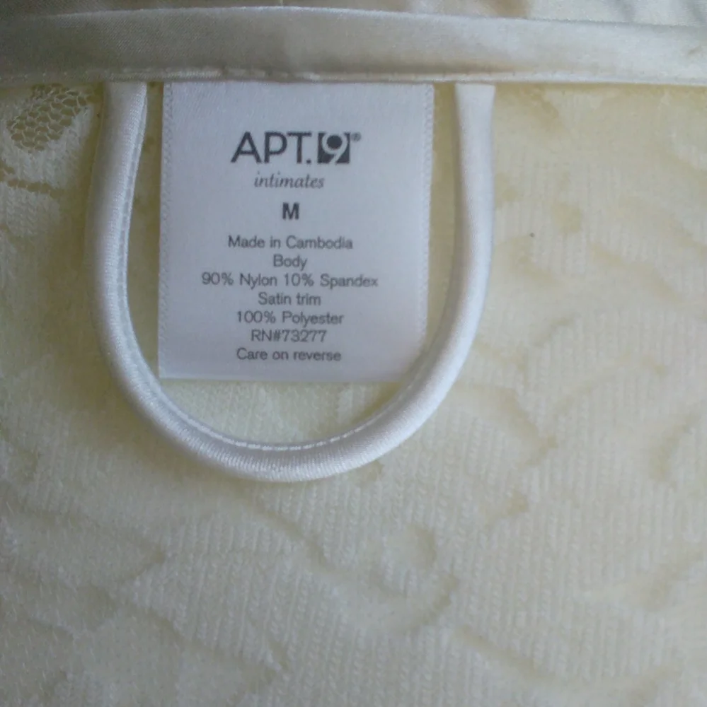 Lace Robe - Picture 3 of 7